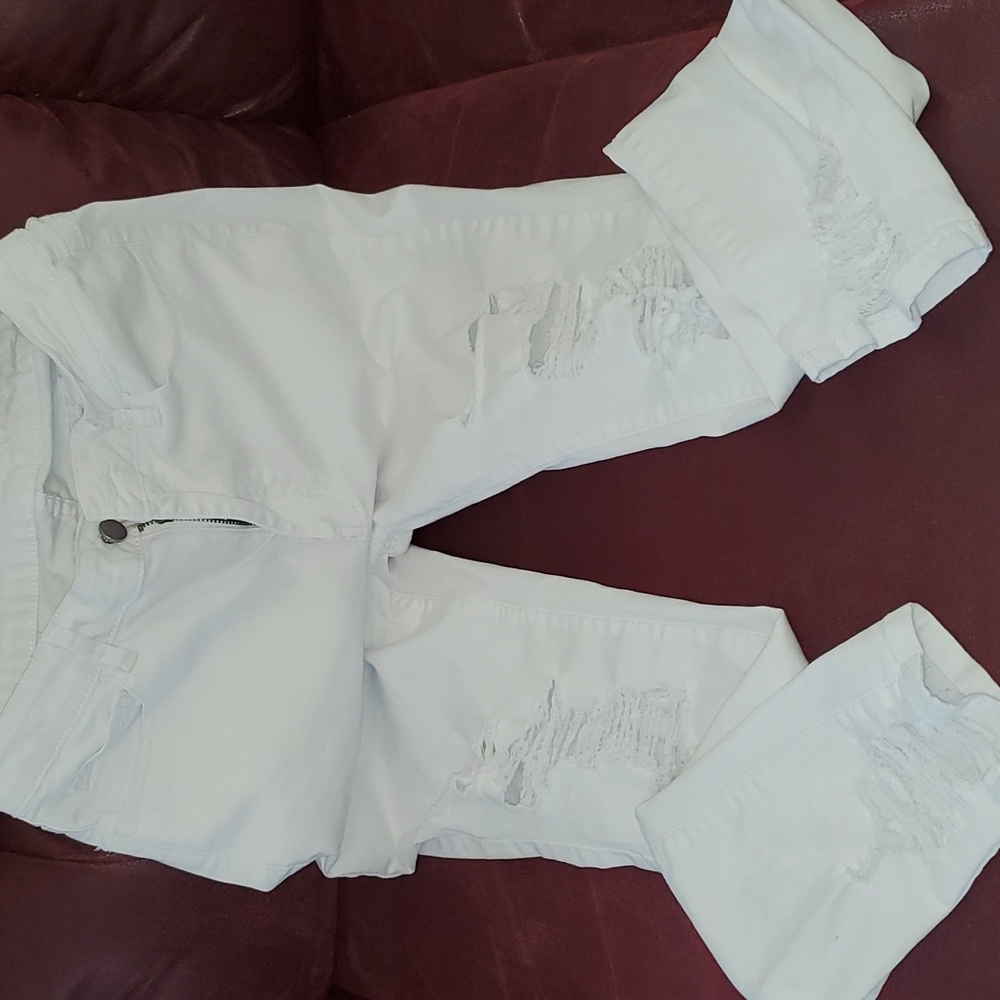 White distressed jeans